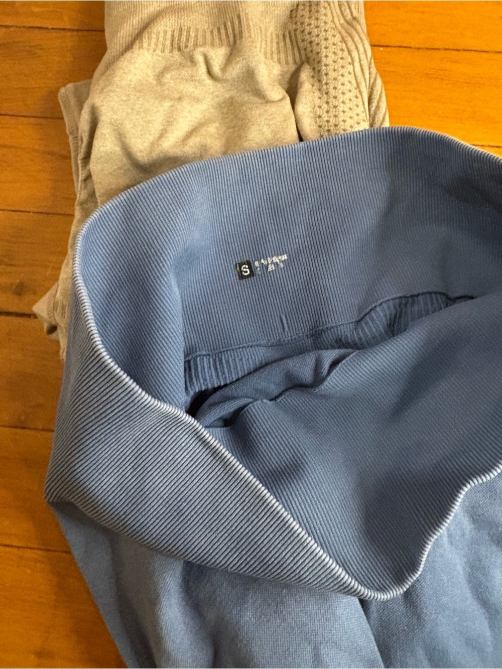 Seamless High-Waist Leggings in Tan and Two Blue Shades - Picture 3 of 3